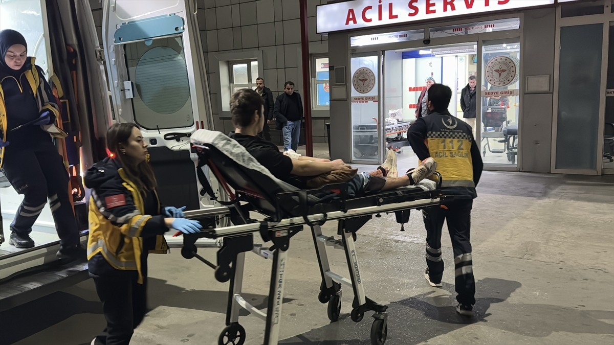 Bursa'nın Yıldırım ilçesinde tartıştığı 3 şüphelinin silahlı saldırısına uğrayan kişi...