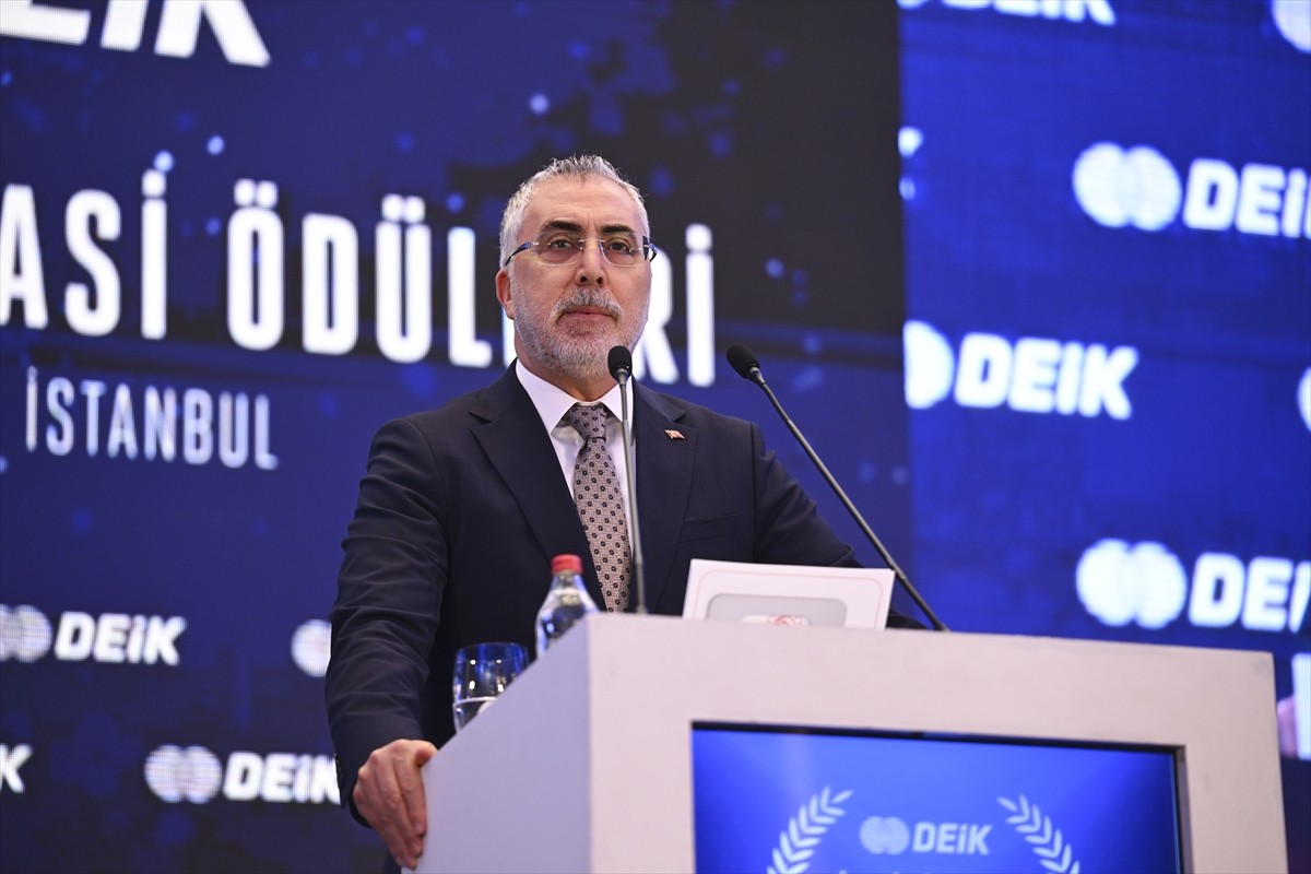 Çalışma ve Sosyal Güvenlik Bakanı Vedat Işıkhan, DEİK 6. Ticari Diplomasi Ödülleri Töreni'nde...