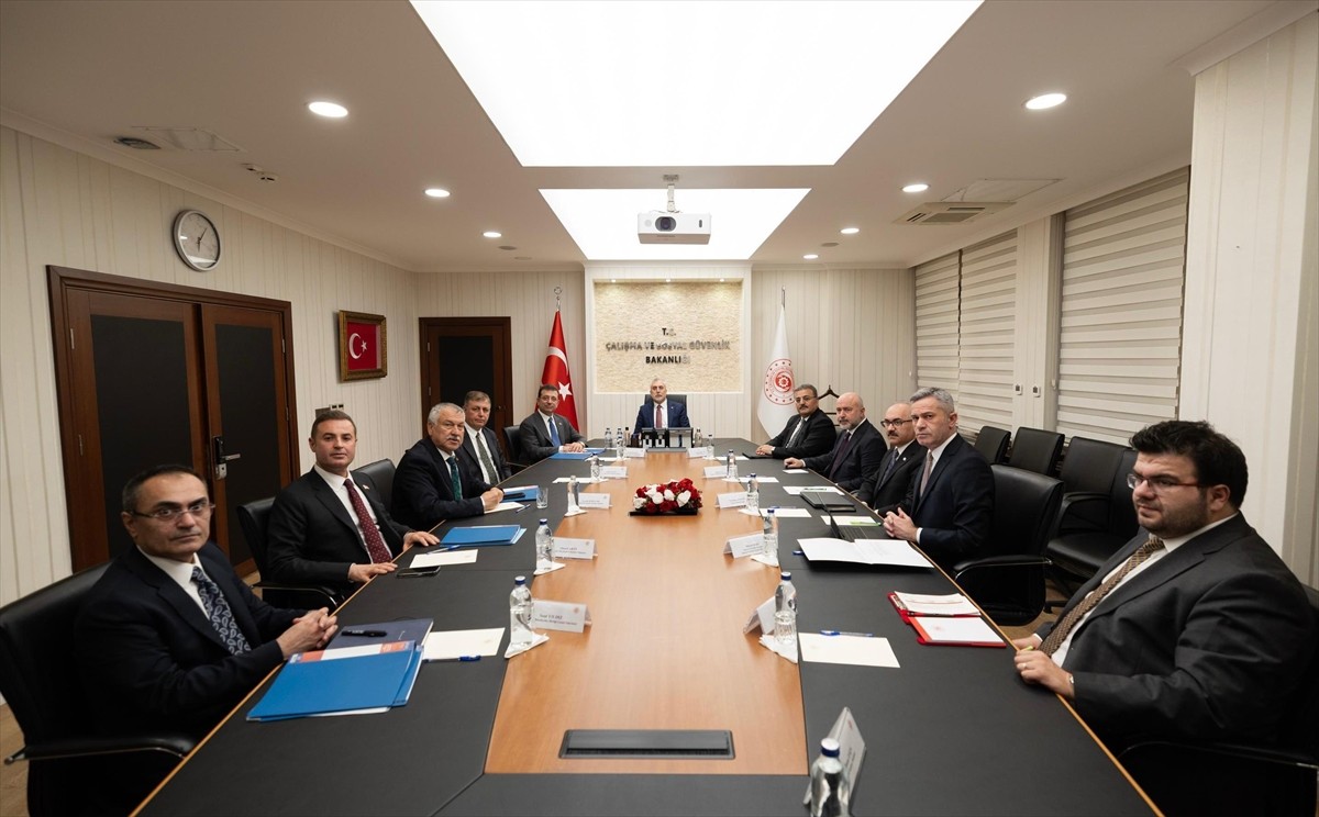 Çalışma ve Sosyal Güvenlik Bakanı Vedat Işıkhan, Türkiye Belediyeler Birliği (TBB) Başkanı Ekrem...