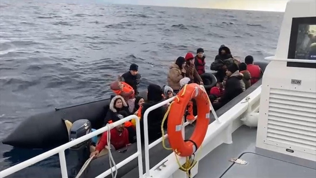 Çanakkale'nin Ayvacık ilçesi açıklarında 15'i çocuk 36 düzensiz göçmen yakalandı.