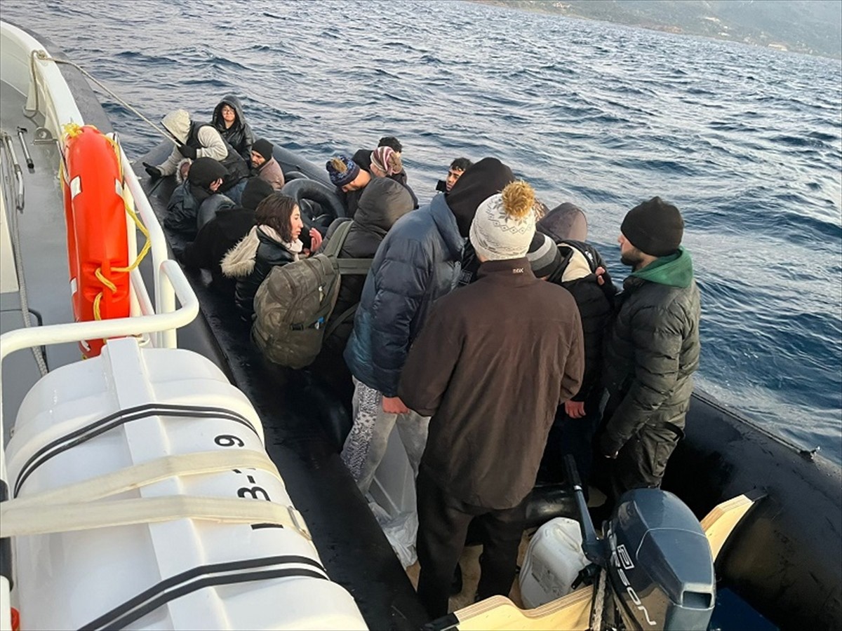 Çanakkale'nin Ayvacık ilçesi açıklarında 9'u çocuk, 32 düzensiz göçmen yakalandı.