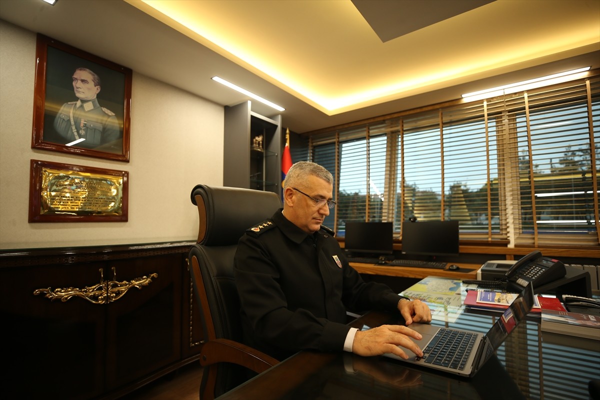 Çanakkale İl Jandarma Komutanı Jandarma Kıdemli Albay Ersin Aslan, Anadolu Ajansının (AA) gözünden...