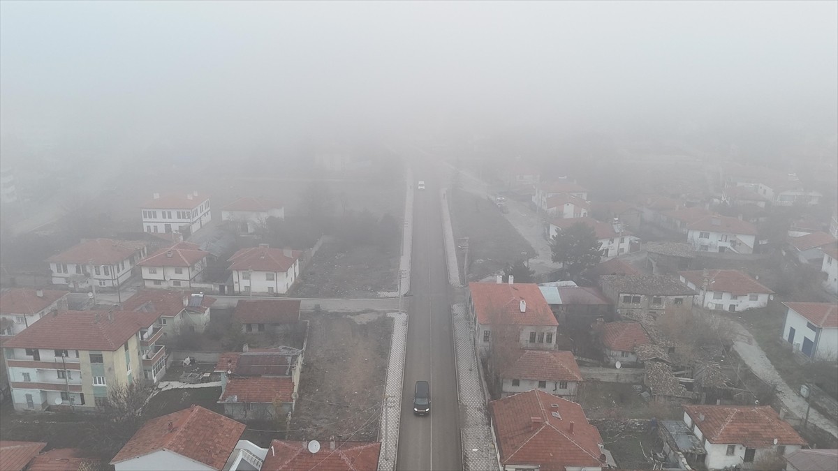 Çankırı'nın Çerkeş ilçesinde sabah saatlerinden itibaren yoğunluğunu artıran sis, özellikle D-100...