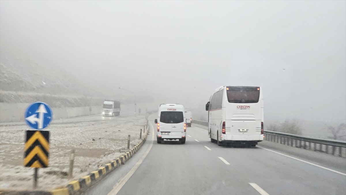 Çankırı-Ankara kara yolunda sis, ulaşımı olumsuz etkiliyor.