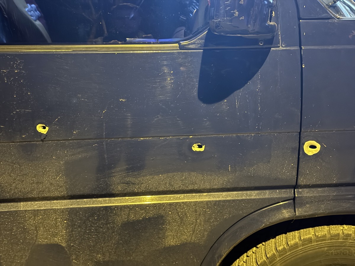 Çekmeköy'de 2 kişi sokakta silahla vurularak yaralandı. İhbar üzerine adrese polis ve sağlık...