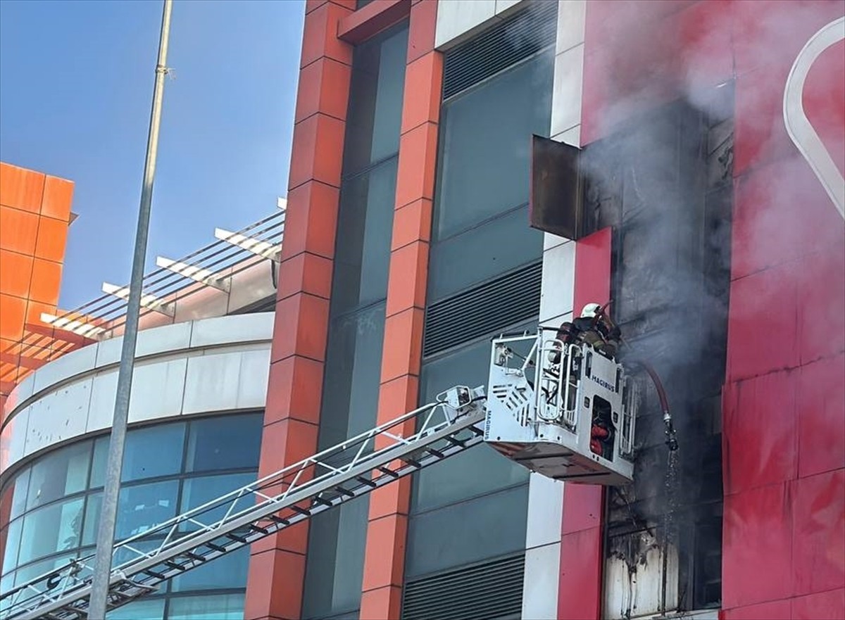 Çekmeköy’de mobilya mağazasında çıkan yangın itfaiye ekiplerince söndürüldü.