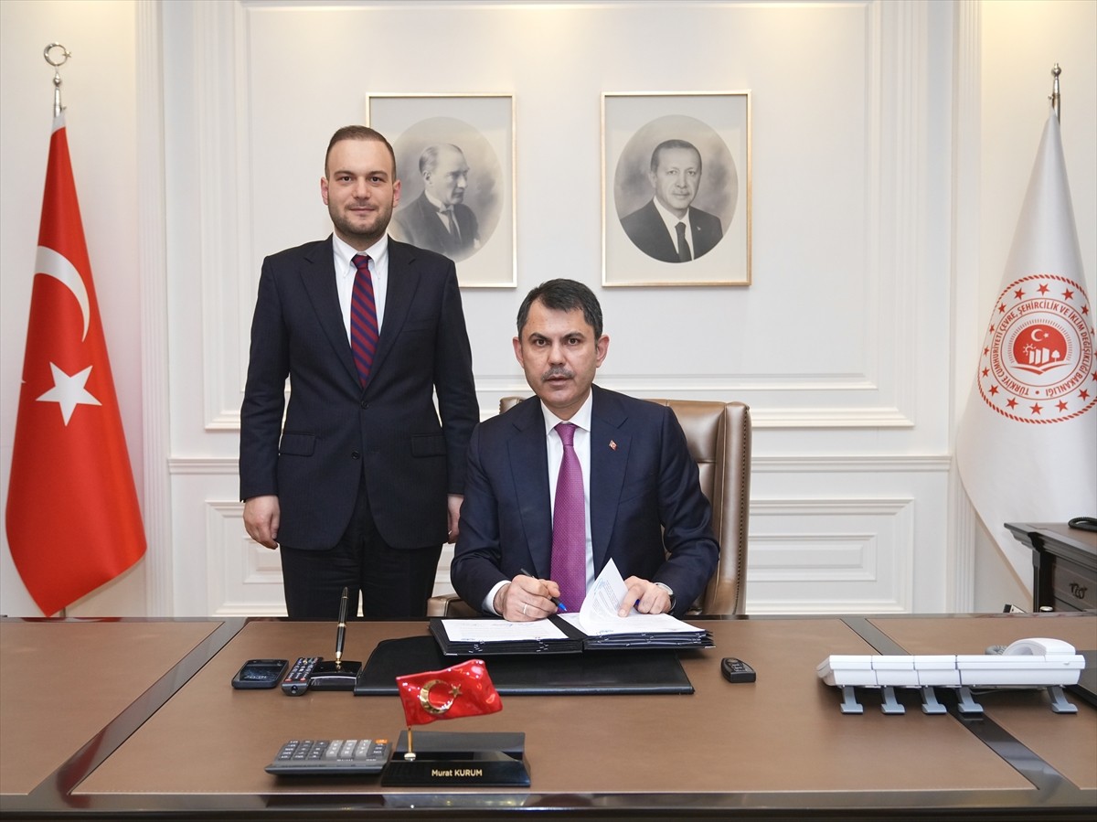 Çevre, Şehircilik ve İklim Değişikliği Bakanı Murat Kurum (sağda), BM-HABITAT'ın İstanbul'da bölge...