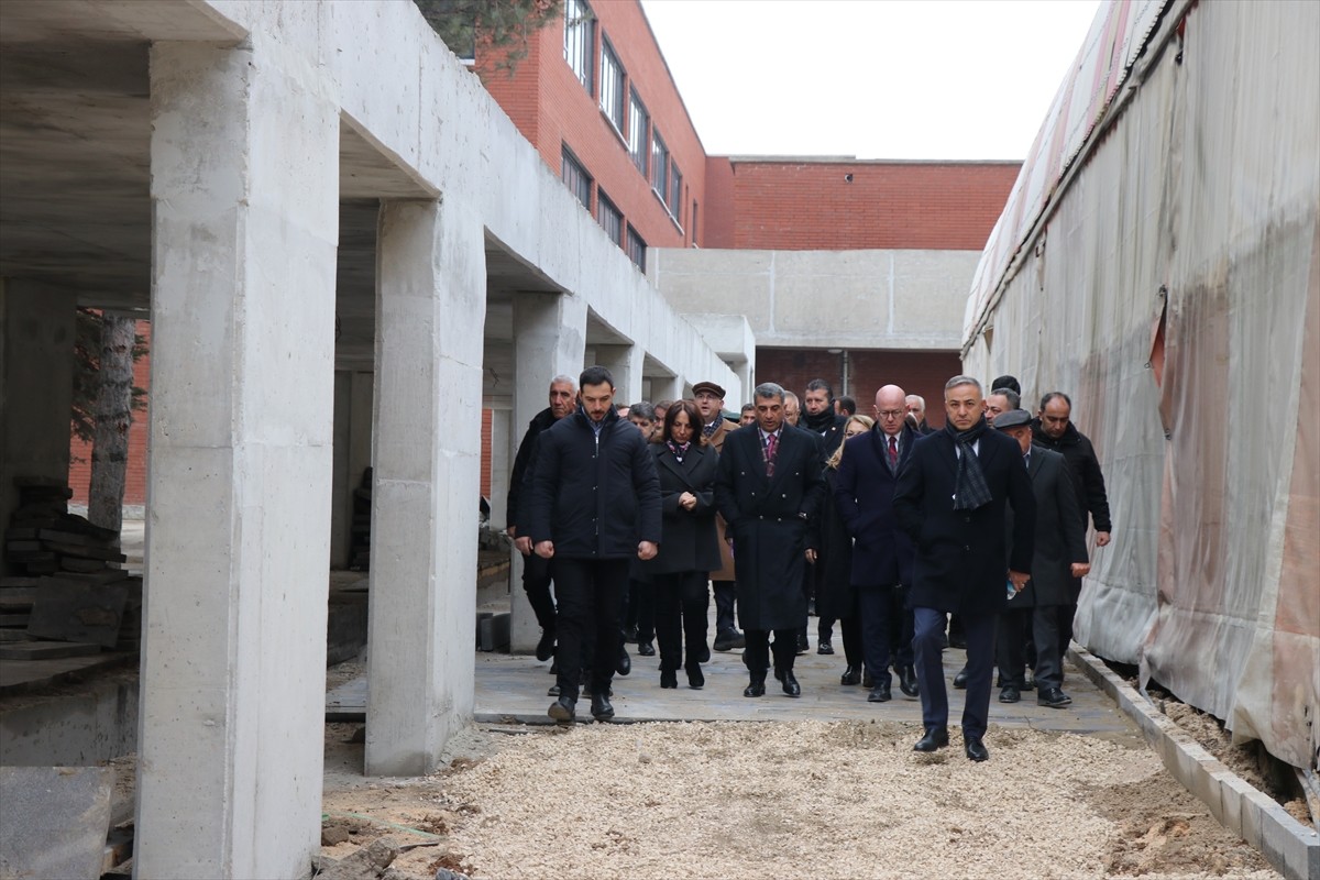 CHP'li 21 milletvekilinden oluşan çalışma grubu, Elazığ'da temaslarda bulundu. Çalışma grubu...