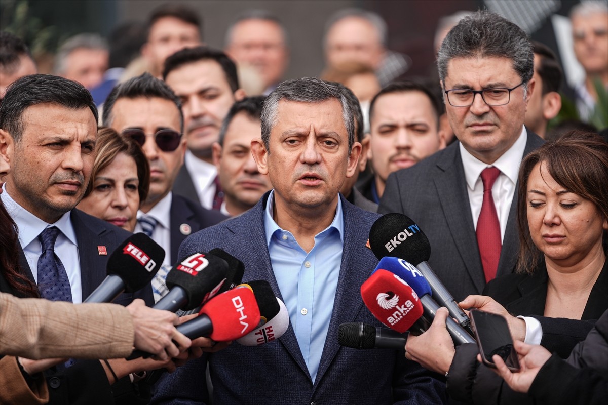 CHP Genel Başkanı Özgür Özel, CHP İstanbul İl Başkanlığı binasında il başkanlarıyla yapacağı...