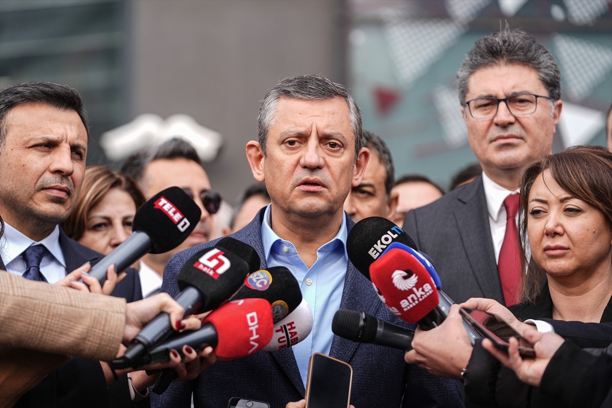 CHP Genel Başkanı Özgür Özel, CHP İstanbul İl Başkanlığı binasında il başkanlarıyla yapacağı...