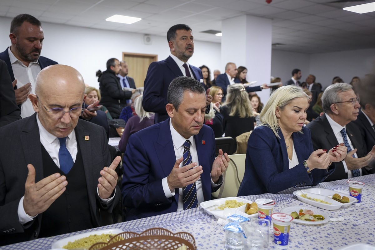 CHP Genel Başkanı Özgür Özel, CHP Malatya Milletvekili Veli Ağbaba'nın geçen hafta hayatını...