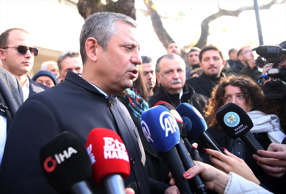 CHP Genel Başkanı Özgür Özel (fotoğrafta), Manisa programı kapsamında Şehzadeler ilçesi Kuyumcular...