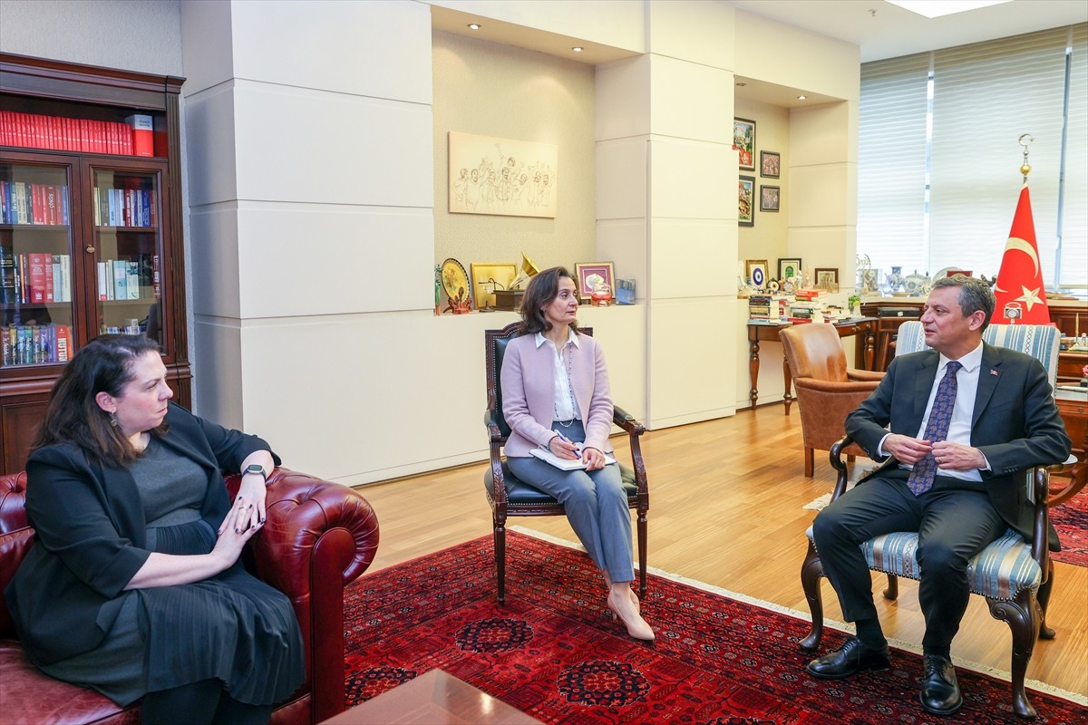 CHP Genel Başkanı Özgür Özel, İrlanda'nın Ankara Büyükelçisi Clare Brosnan'ı parti genel...