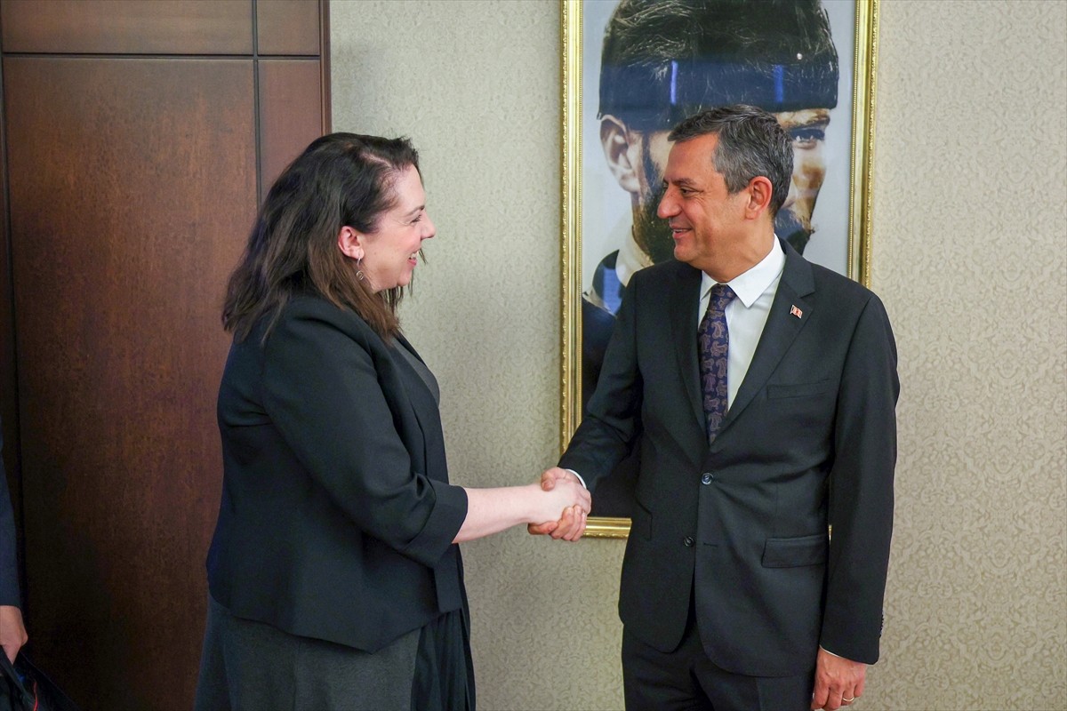 CHP Genel Başkanı Özgür Özel, İrlanda'nın Ankara Büyükelçisi Clare Brosnan'ı parti genel...