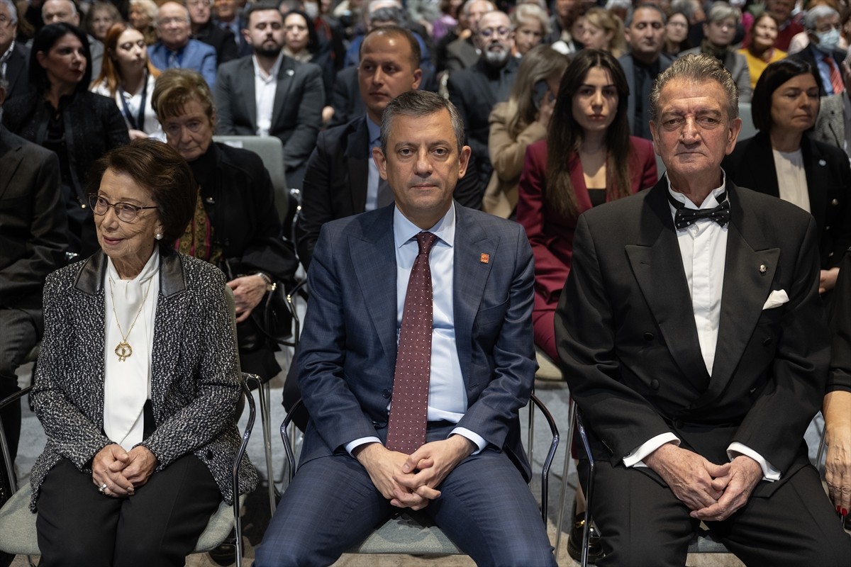 CHP Genel Başkanı Özgür Özel (ortada), Atatürkçü Düşünce Derneğinde düzenlenen "Prof. Dr. Muammer...