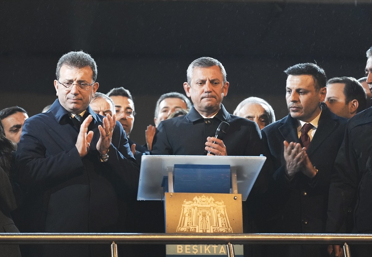 CHP Genel Başkanı Özgür Özel (ortada), Beşiktaş Belediye Başkanı Rıza Akpolat'ın, İstanbul...