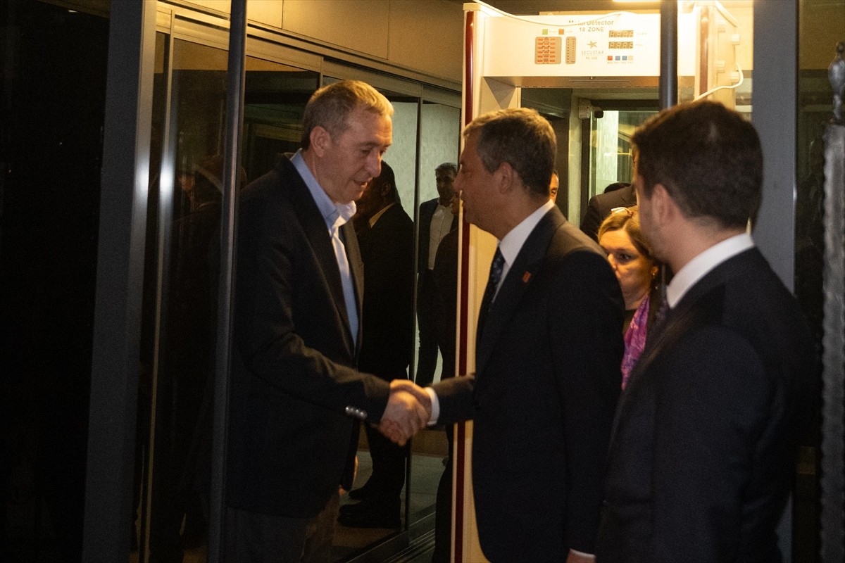 CHP Genel Başkanı Özgür Özel (sağda), babası Ali Bakırhan'ı kaybeden DEM Parti Eş Genel Başkanı...