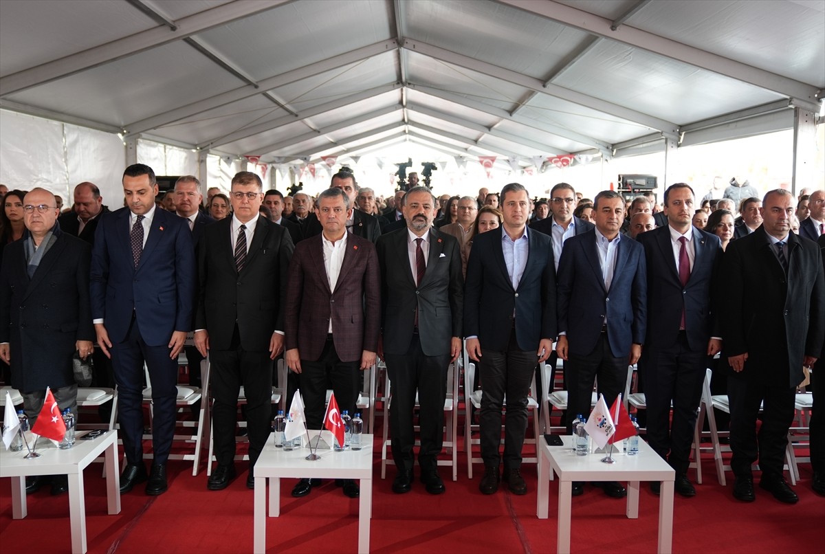 CHP Genel Başkanı Özgür Özel (sol 4), İzmir'in Çiğli ilçesinde kent lokantası ve kent kitaplığının...