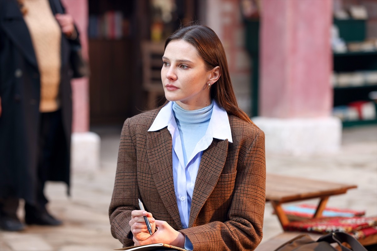 Cihangir Ceyhan ve Alina Boz'un başrollerini paylaştığı "Bir Zamanlar İstanbul" dizisi, 7 Şubat'ta...