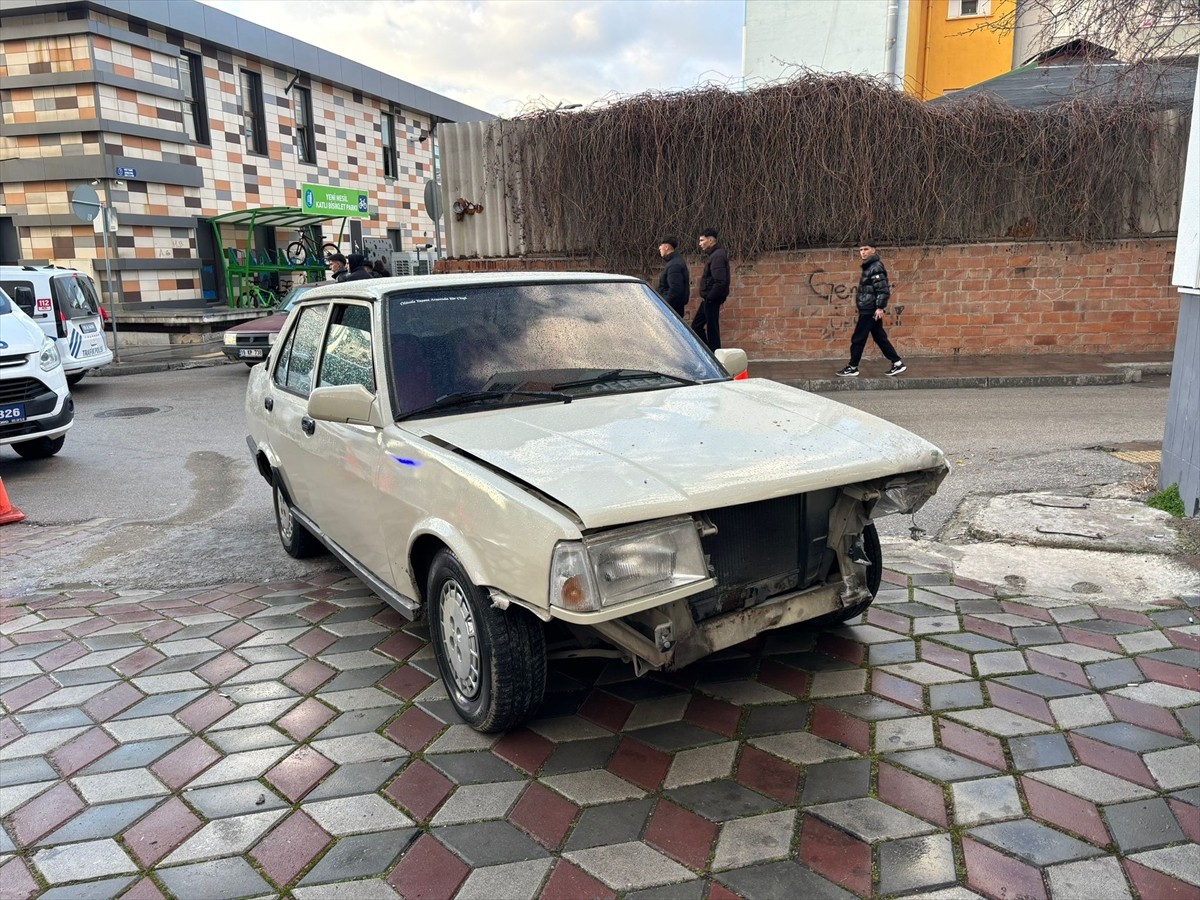 Çorum'da ehliyetsiz sürücünün kullandığı otomobil bir iş yerinin duvarına çarptı. Kaza yerine...