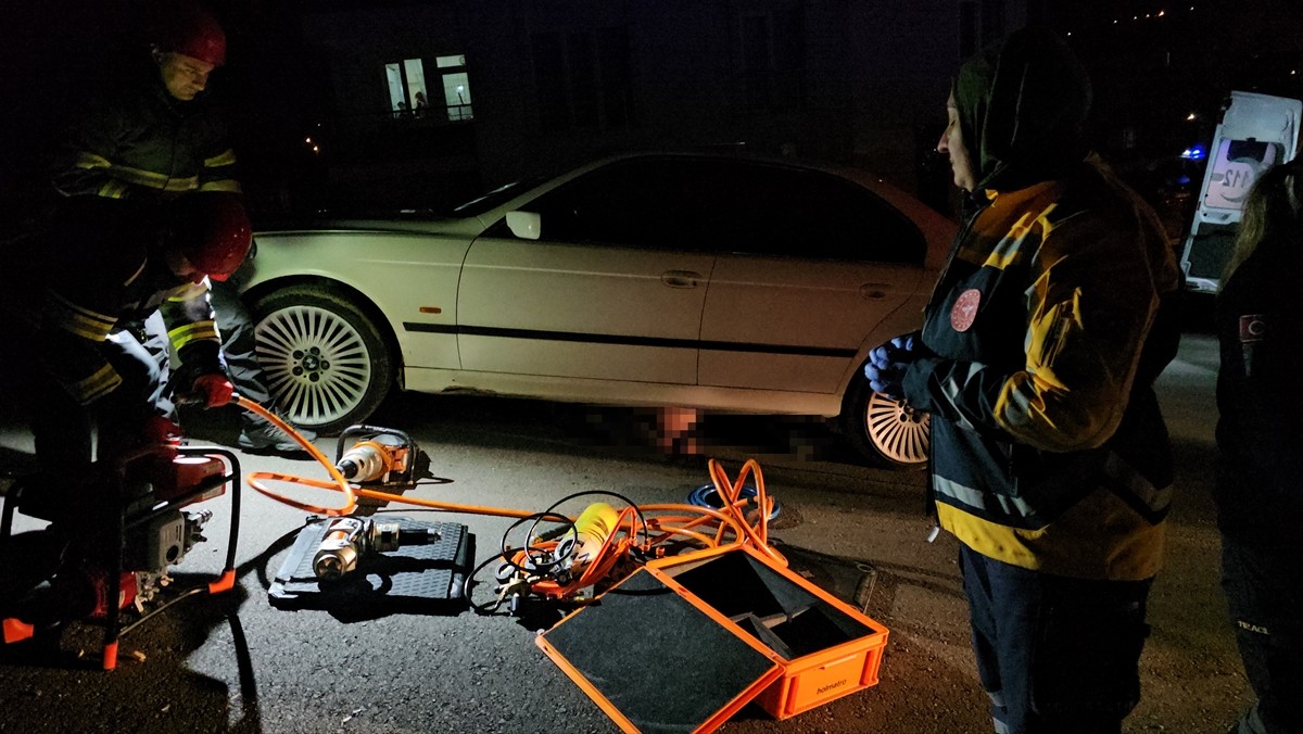 Çorum'da otomobille çarpışan motosikletin sürücüsü yaşamını yitirdi. Ekipler kaza mahallinde...