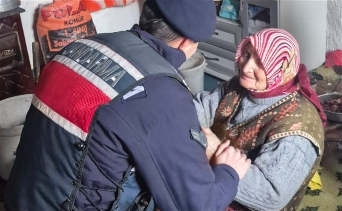 Çorum'da yakınlarının ilgilenmek istemediği 90 yaşındaki kadın, jandarma ekiplerince huzurevine...