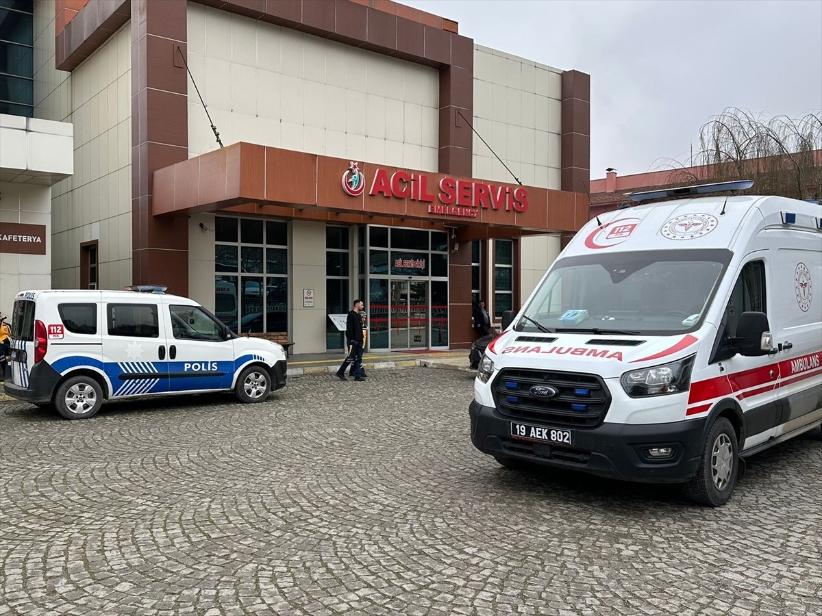 Çorum'un Kargı ilçesinde 12 ortaokul öğrencisi, gıda zehirlenmesi şüphesiyle hastaneye...