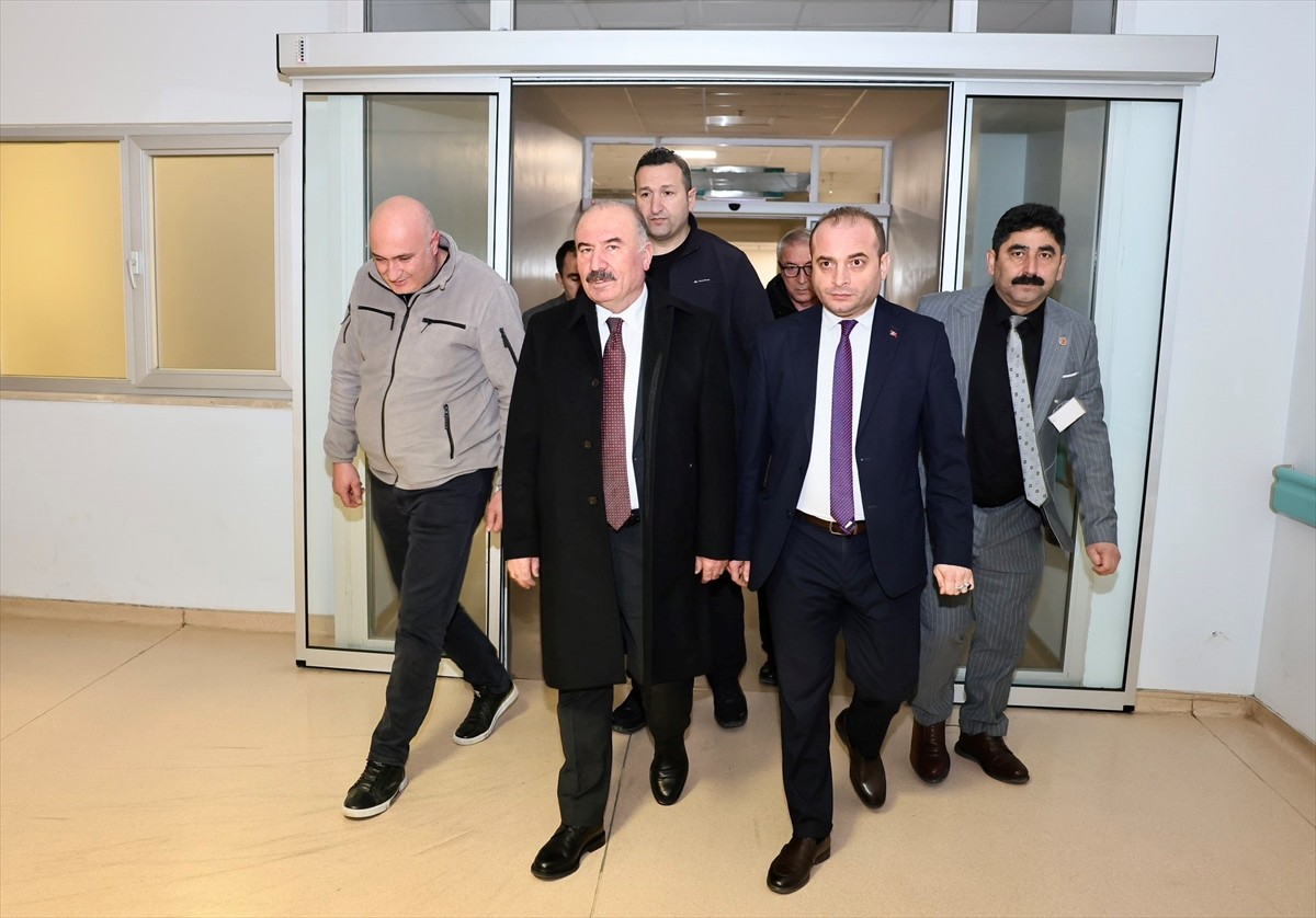 Çorum Valisi Ali Çalgan (sol 2), Alaca ilçesinde meydana gelen kazaya müdahale ederken yoldan...