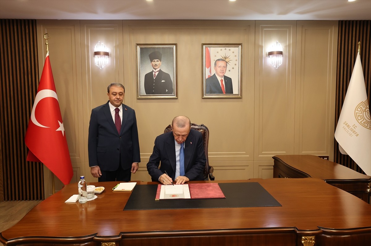 Cumhurbaşkanı Recep Tayyip Erdoğan, Şanlıurfa Valisi Hasan Şıldak'ı ziyaret etti. 