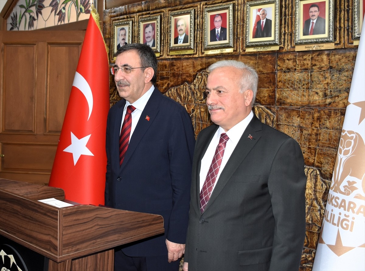 Cumhurbaşkanı Yardımcısı Cevdet Yılmaz, Aksaray Valisi Mehmet Ali Kumbuzoğlu'nu ziyaret...