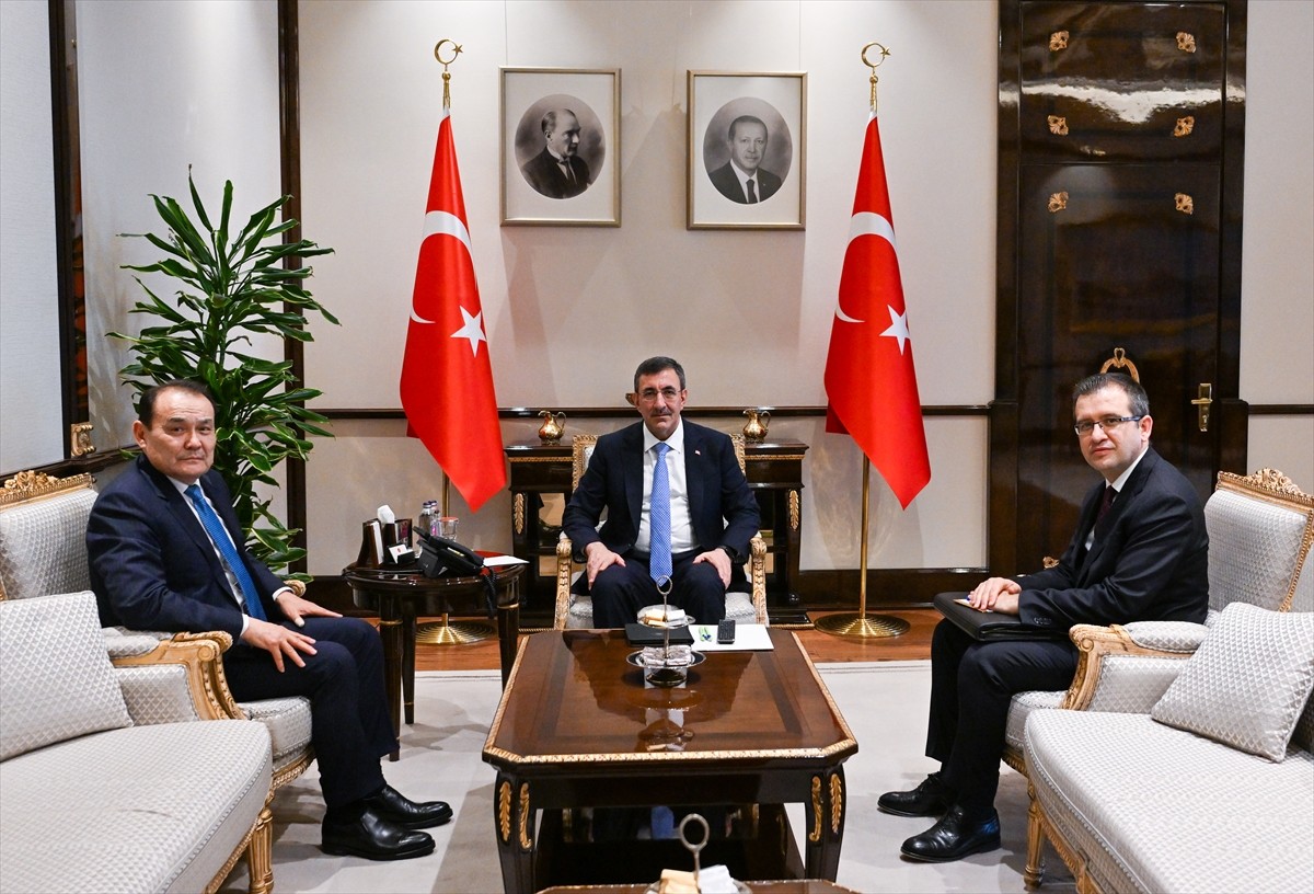 Cumhurbaşkanı Yardımcısı Cevdet Yılmaz, Türk Yatırım Fonu Başkanı Bagdad Amreyev'i kabul...
