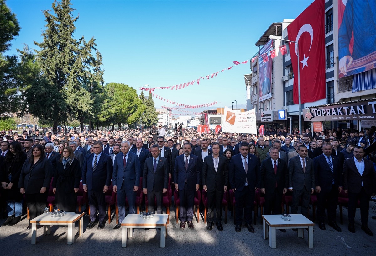 Cumhuriyet Halk Partisi (CHP) Genel Başkanı Özgür Özel, İzmir'in Kemalpaşa ilçesinde toplu açılış...
