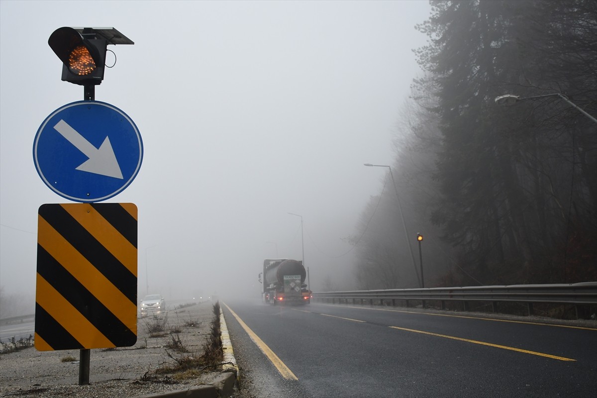 D-100 kara yolunun Bolu Dağı geçişi ile Anadolu Otoyolu'nun Düzce kesiminde sis etkili oldu.