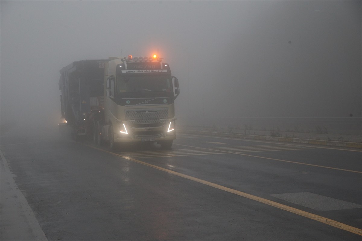 D-100 kara yolunun Bolu Dağı kesiminde sis ve sağanak görüş mesafesini düşürdü.