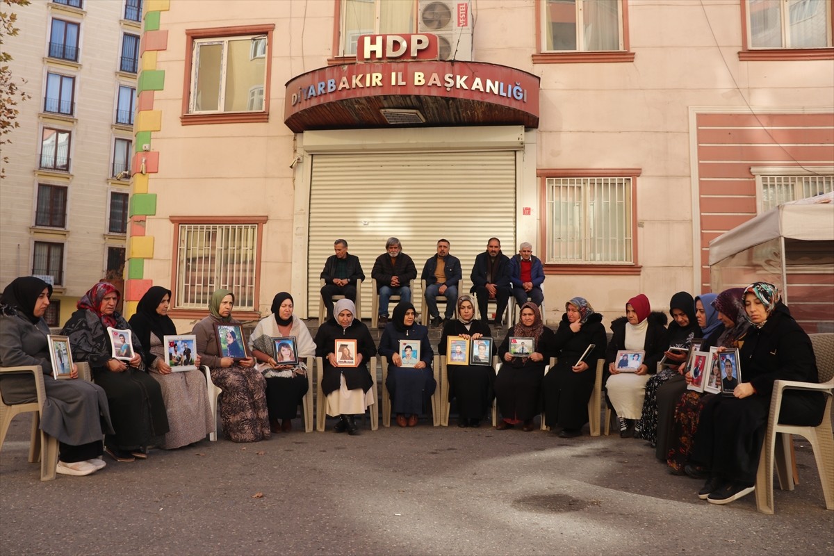 Dağa kaçırılan çocukları için eski HDP il binası önünde oturma eylemi yapan Diyarbakır anneleri...