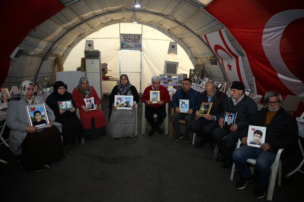 Dağa kaçırılan çocukları için eski HDP il binası önünde oturma eylemi yapan Diyarbakır anneleri...
