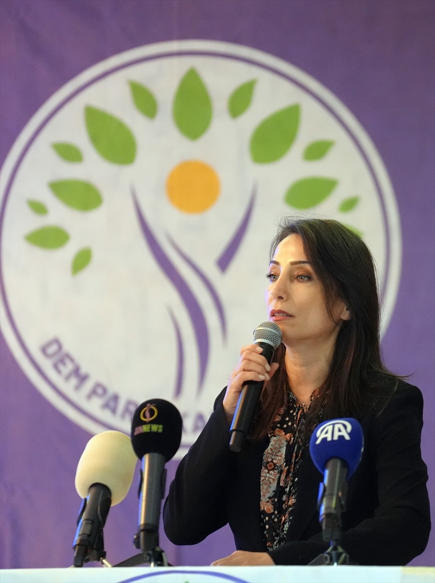 DEM Parti Eş Genel Başkanı Tülay Hatimoğulları, partinin Kadın Meclisince düzenlenen "Savaşın...