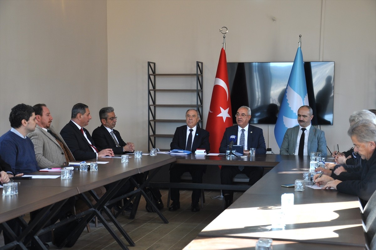 Demokratik Sol Parti (DSP) Genel Başkanı Önder Aksakal (ortada), partisinin Mihalıççık ilçesindeki...