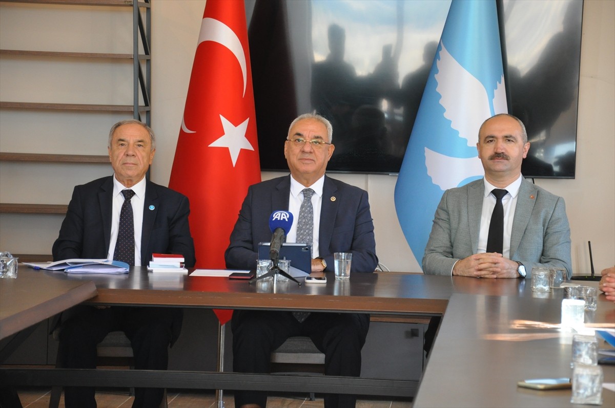 Demokratik Sol Parti (DSP) Genel Başkanı Önder Aksakal (ortada), partisinin Mihalıççık ilçesindeki...