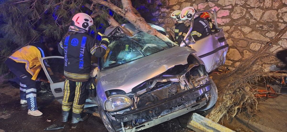 Denizli'nin Merkezefendi ilçesinde ağaca çarpan otomobildeki 2 kişi hayatını kaybetti, 1 kişi...