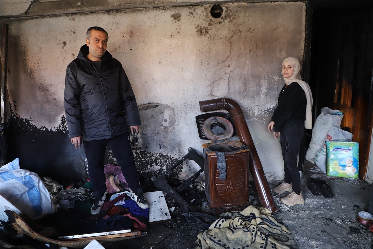 Denizli'nin Pamukkale ilçesinde bir evde çıkan yangında 1,5 yaşındaki çocuğunu camdan battaniyeye...