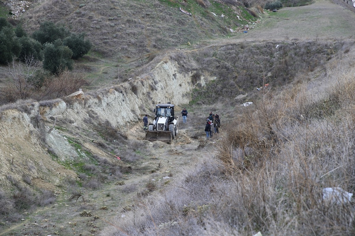 Denizli'nin Pamukkale ilçesinde, kasım ayında evde ölü doğan bebeği gömdükleri iddia edilen 2...