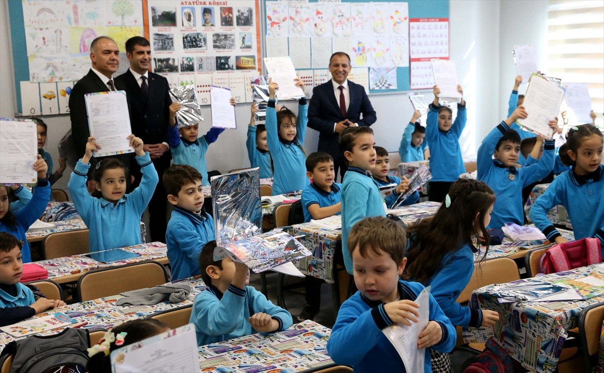 Depremlerin merkez üssü Kahramanmaraş'ta da 1070 okulda 269 bin öğrenci karnelerini aldı.