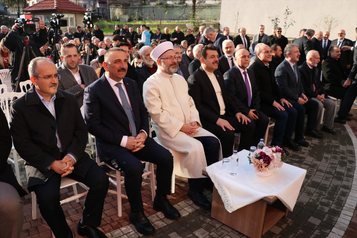 Diyanet İşleri Başkanı Ali Erbaş, bir dizi ziyaret ve program için geldiği Zonguldak'ta, Tepebaşı...