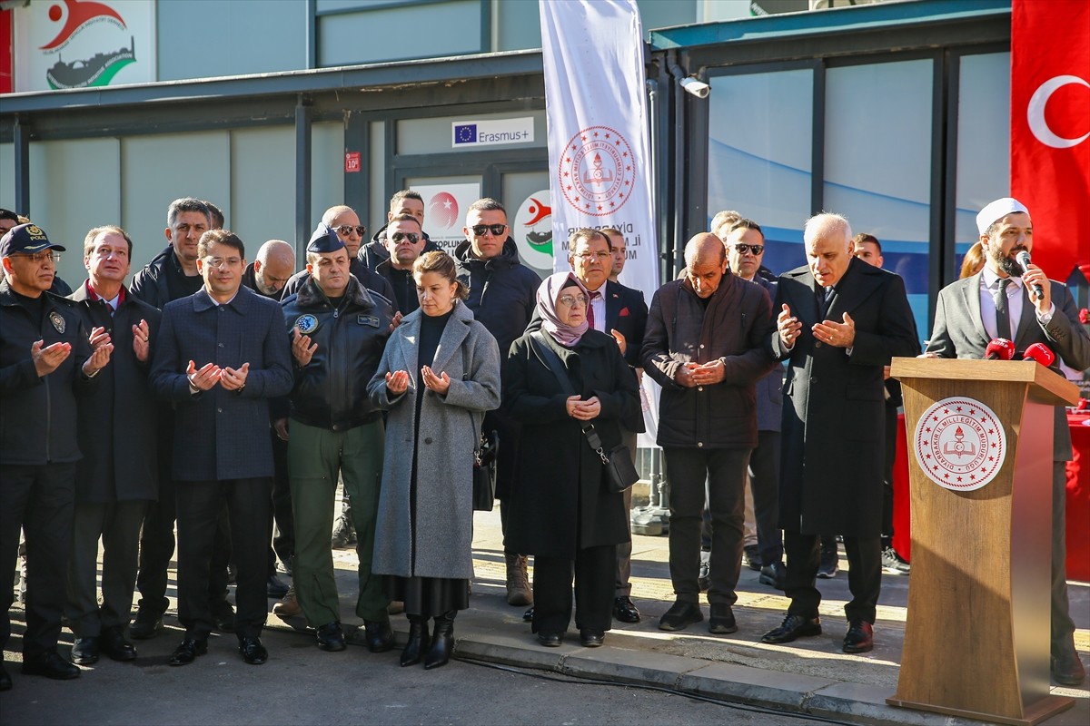 Diyarbakır'da 17 yıl önce PKK'lı teröristler tarafından bomba yüklü araçla dershane önünde...