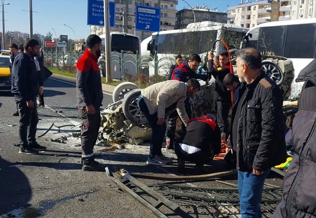 Diyarbakır'da otomobilin korkuluğa çarpması sonucu 4 kişi yaralandı.