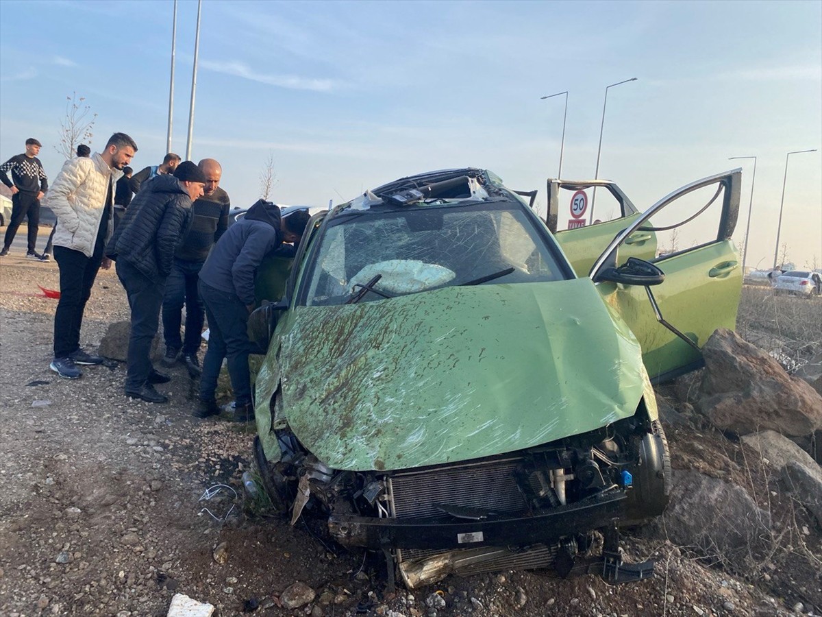 Diyarbakır'ın merkez Kayapınar ilçesinde otomobilin takla atması sonucu 3 kişi ağır...