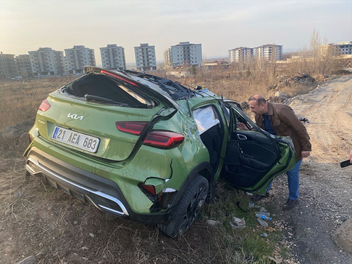Diyarbakır'ın merkez Kayapınar ilçesinde otomobilin takla atması sonucu 3 kişi ağır...