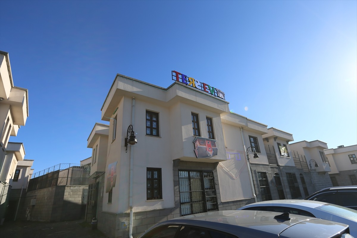 Diyarbakır'ın merkez Sur ilçesinde eşyaların tavana yerleştirilmesiyle oluşturulan "ters ev"...