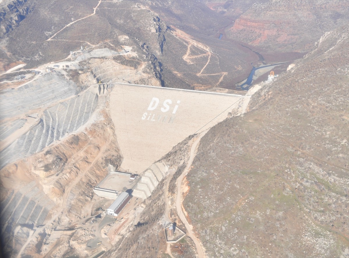 Diyarbakır Valisi Murat Zorluoğlu (sağ 3), Güneydoğu Anadolu Projesi'nin (GAP) en önemli...